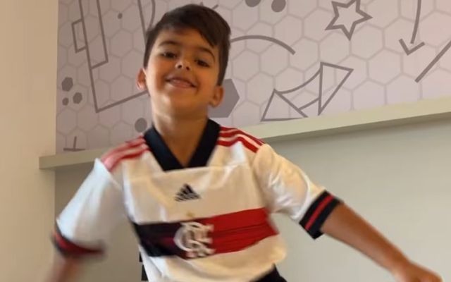 NOVO XODÓ DA TORCIDA RUBRO-NEGRA? NETO DE TITE DANÇA AO SOM DO HINO DO FLAMENGO